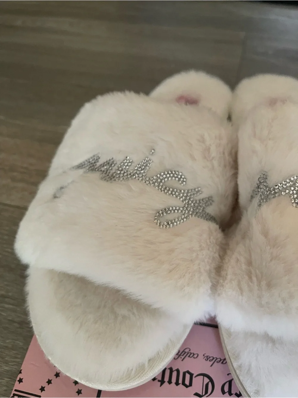 Juicy Couture Cream Faux Fur Slippers with Pink Logo Patch - Picture 2 of 4